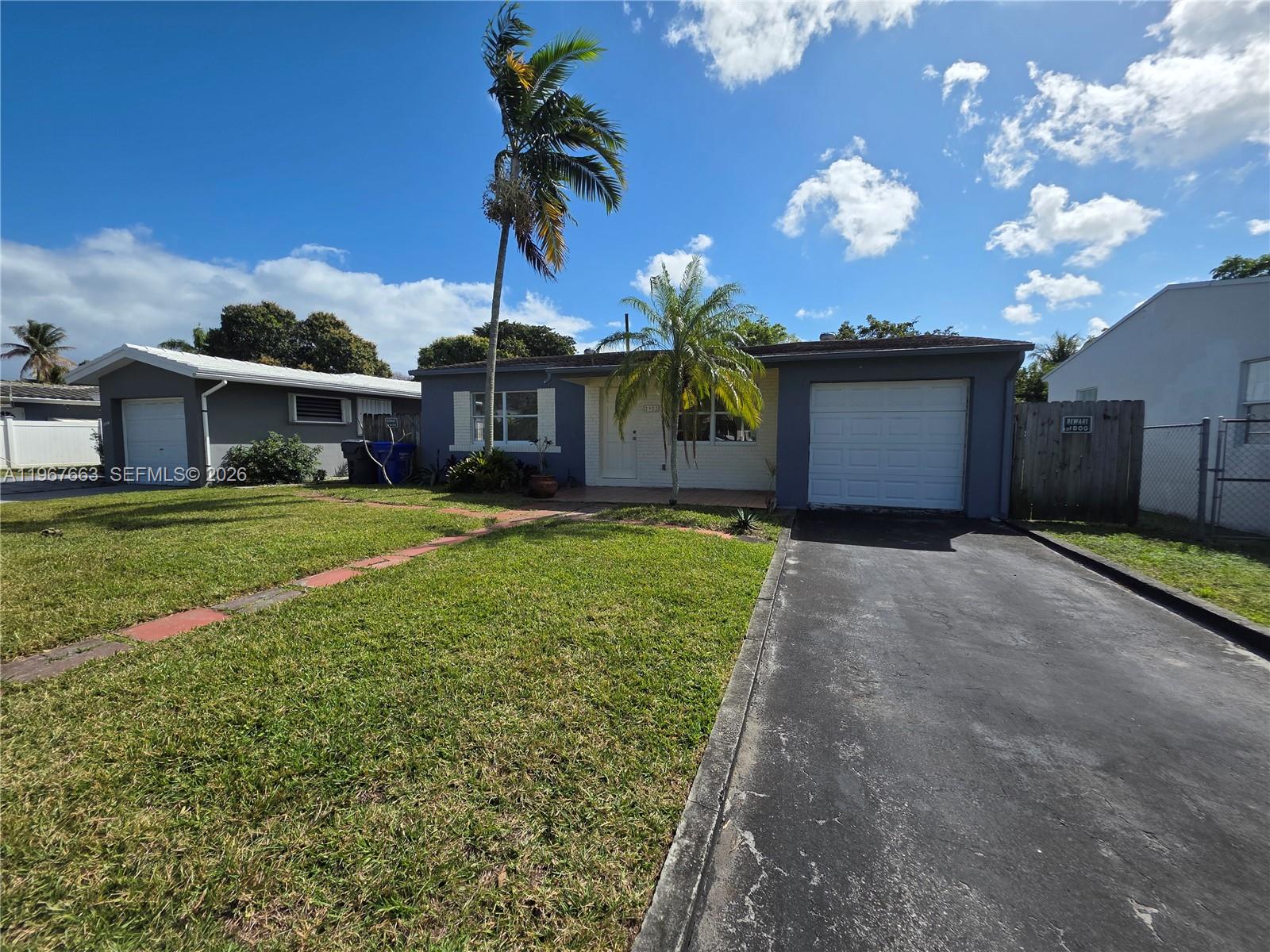 HOLLYWOOD LITTLE RANCHES - Residential