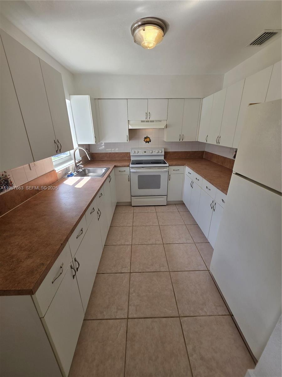 HOLLYWOOD LITTLE RANCHES - Residential