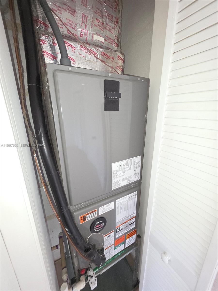 HOLLYWOOD LITTLE RANCHES - Residential