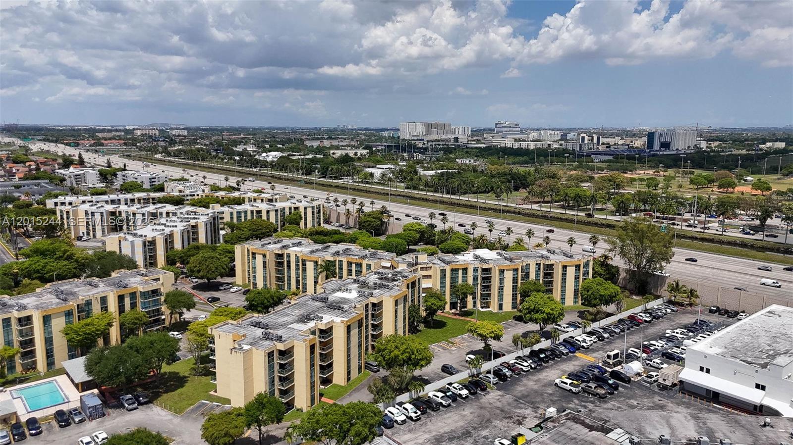 INTERNATIONAL PARK CONDO - Residential