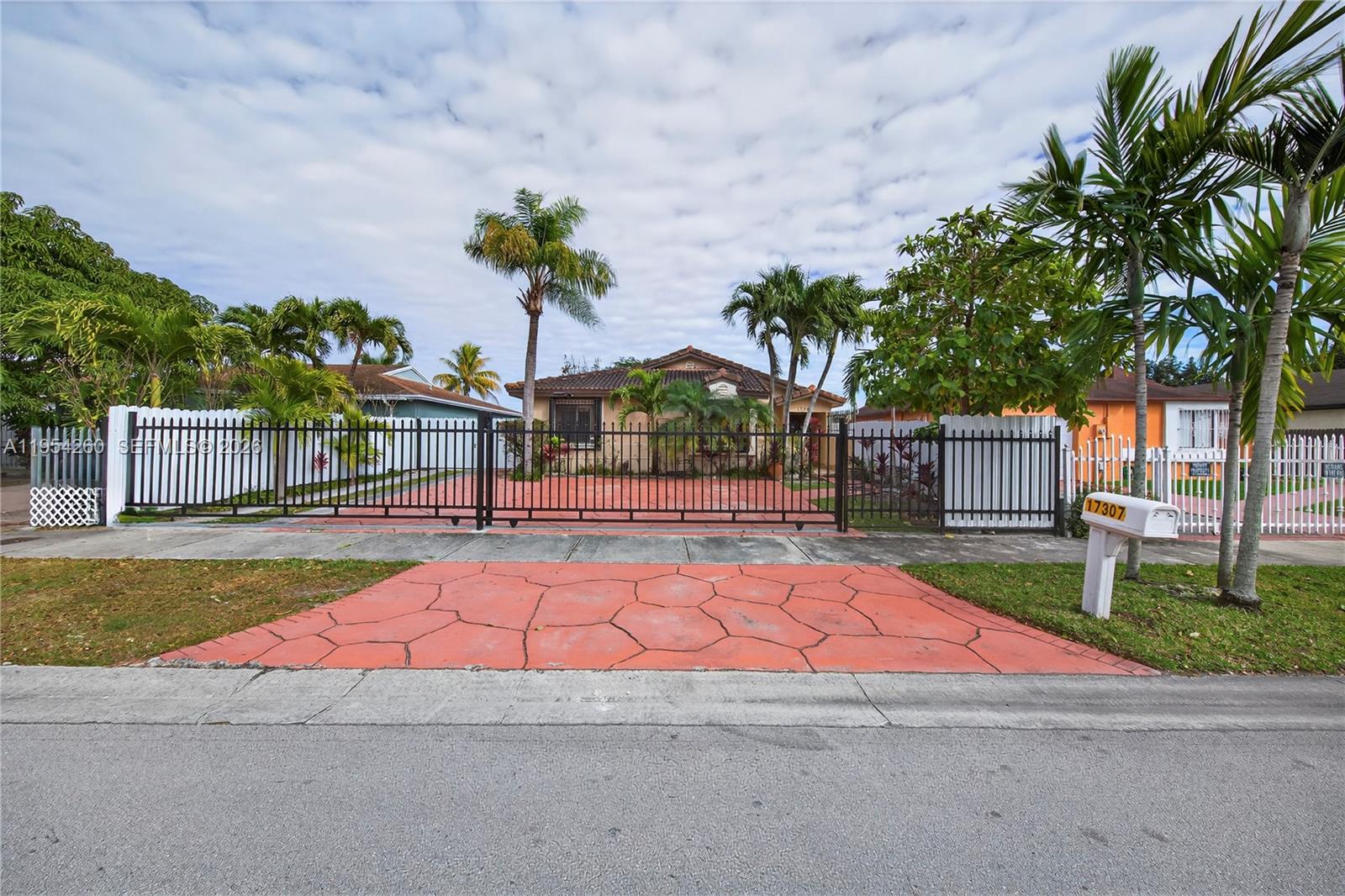 COLONIAL PINES - Residential