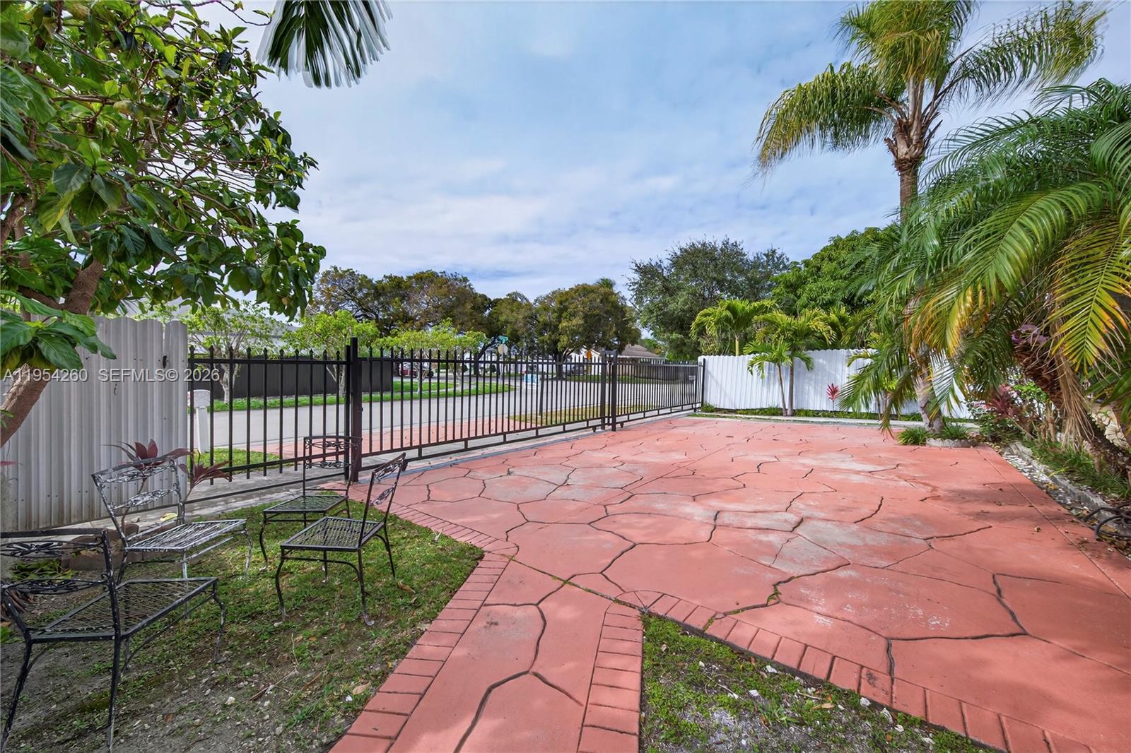 COLONIAL PINES - Residential