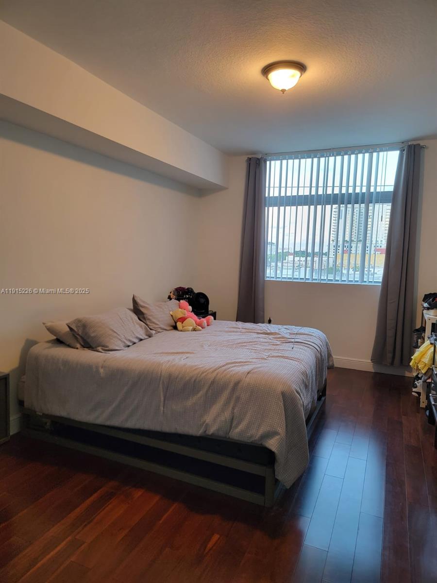 HOLLYWOOD STATION RES CON - Residential Lease