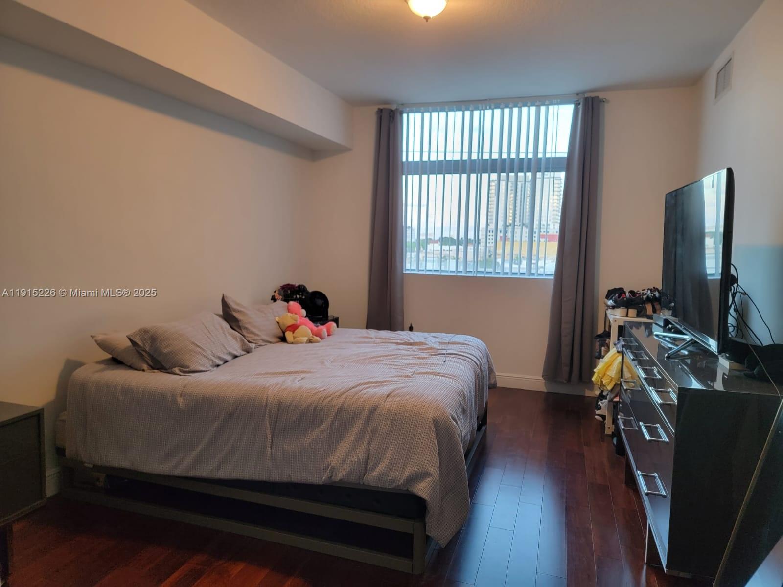 HOLLYWOOD STATION RES CON - Residential Lease