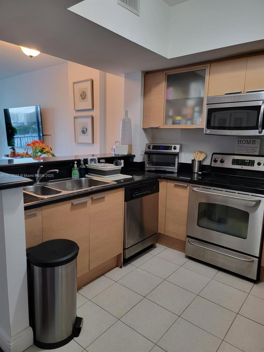 HOLLYWOOD STATION RES CON - Residential Lease