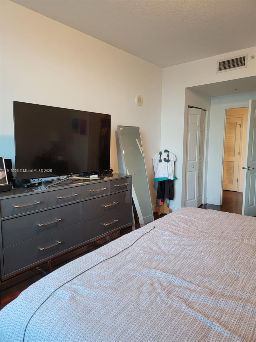 HOLLYWOOD STATION RES CON - Residential Lease