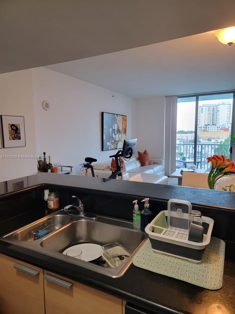 HOLLYWOOD STATION RES CON - Residential Lease