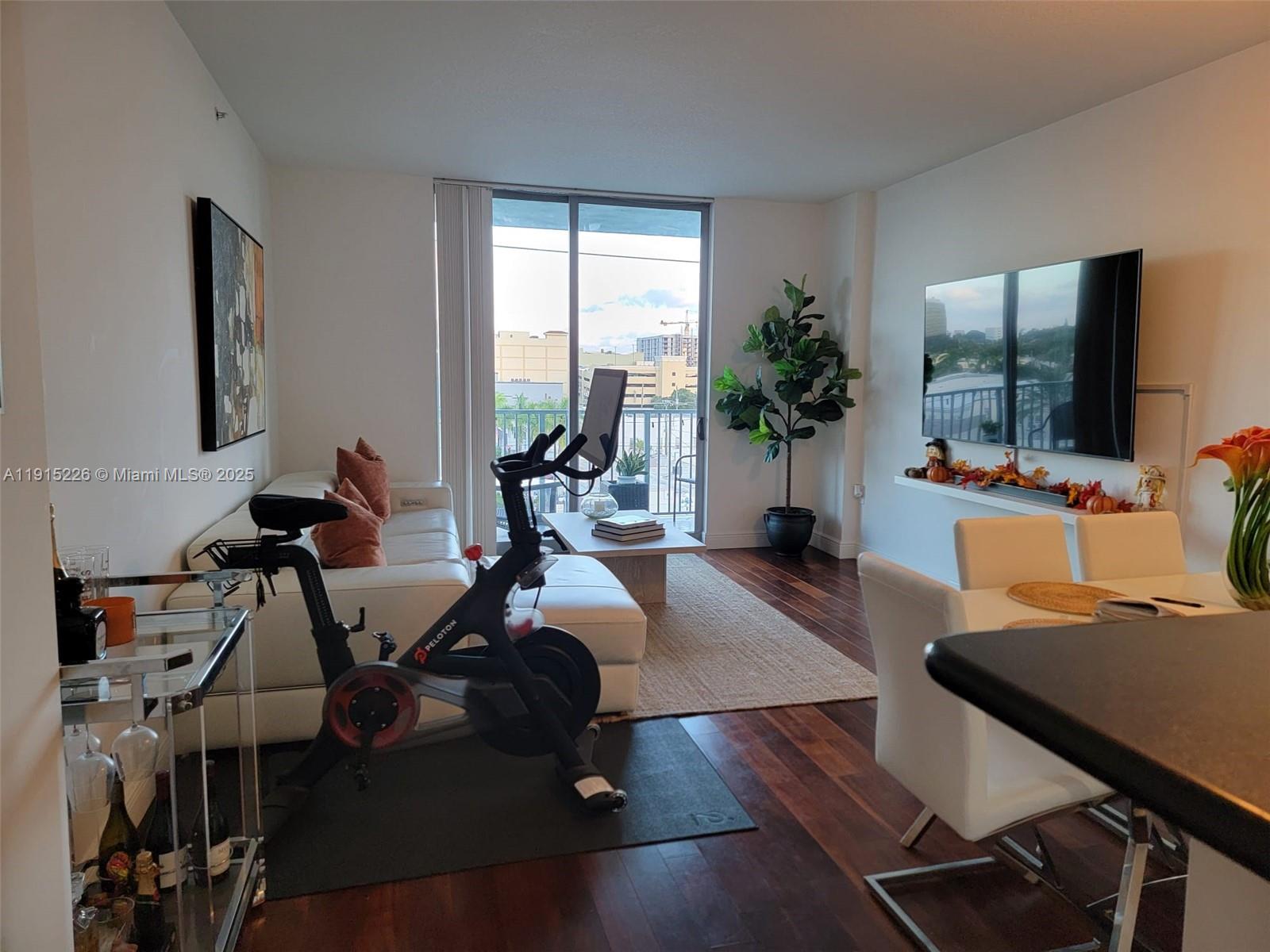 HOLLYWOOD STATION RES CON - Residential Lease