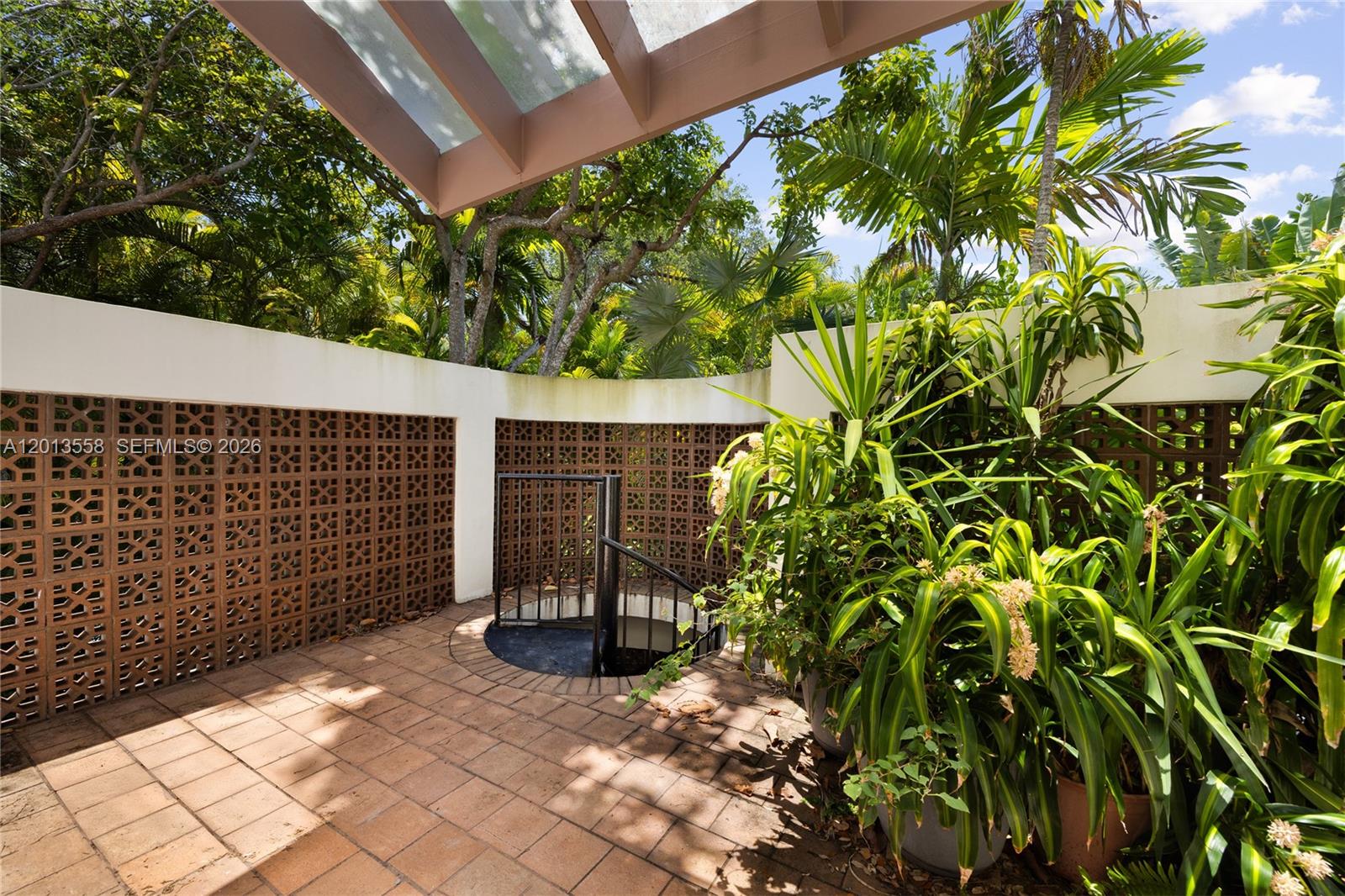 SANS SOUCI CORR PL OF 2ND - Residential