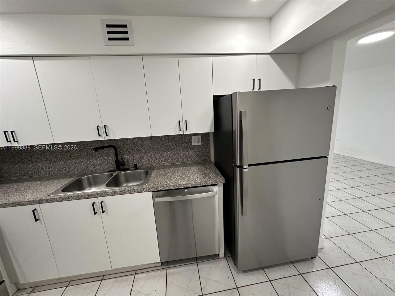 FERNWOODS CONDO NO 3 - Residential Lease