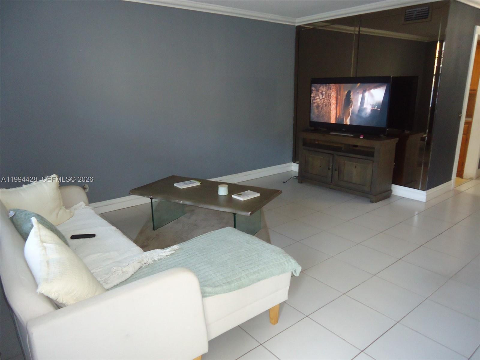 NO BAY WHITE HOUSE NO 2 C - Residential Lease