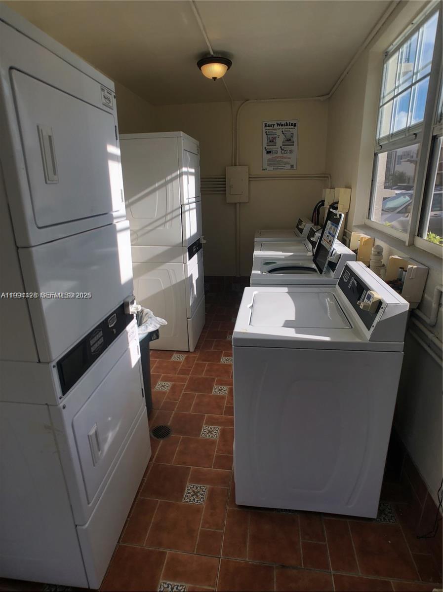 NO BAY WHITE HOUSE NO 2 C - Residential Lease