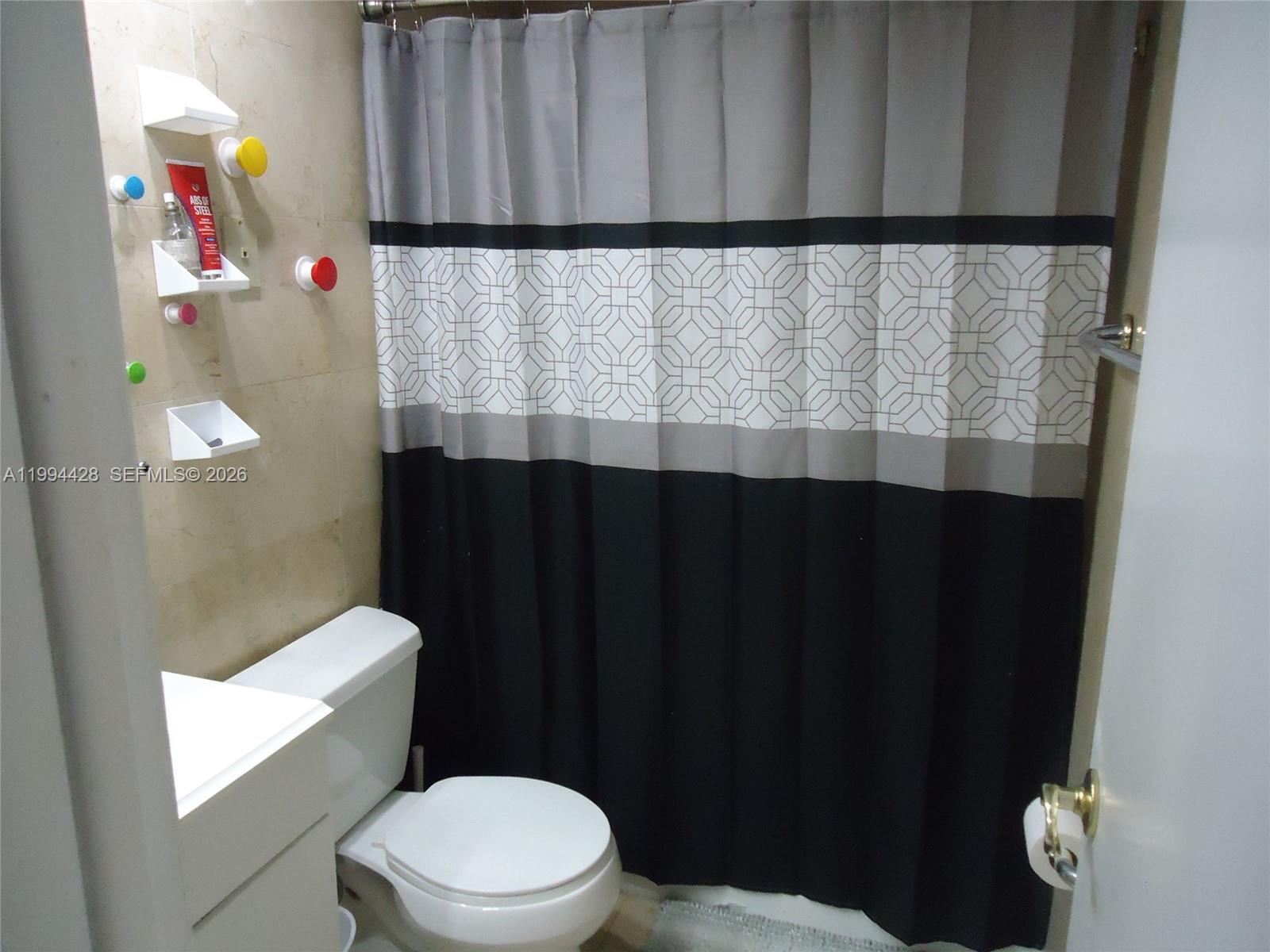 NO BAY WHITE HOUSE NO 2 C - Residential Lease