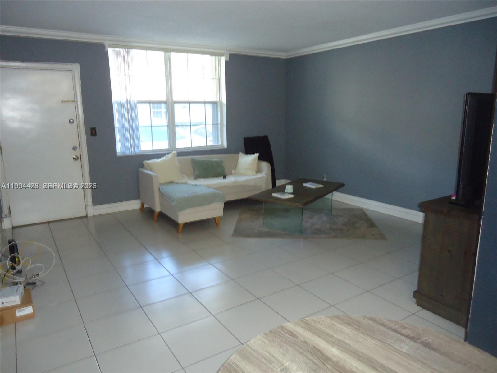 NO BAY WHITE HOUSE NO 2 C - Residential Lease