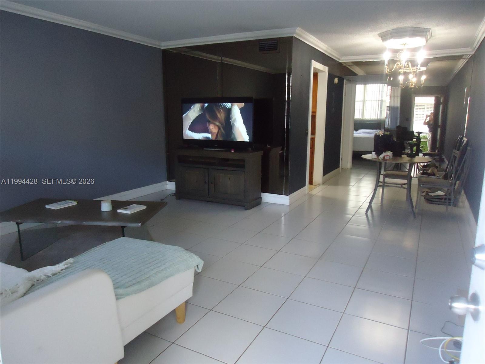 NO BAY WHITE HOUSE NO 2 C - Residential Lease