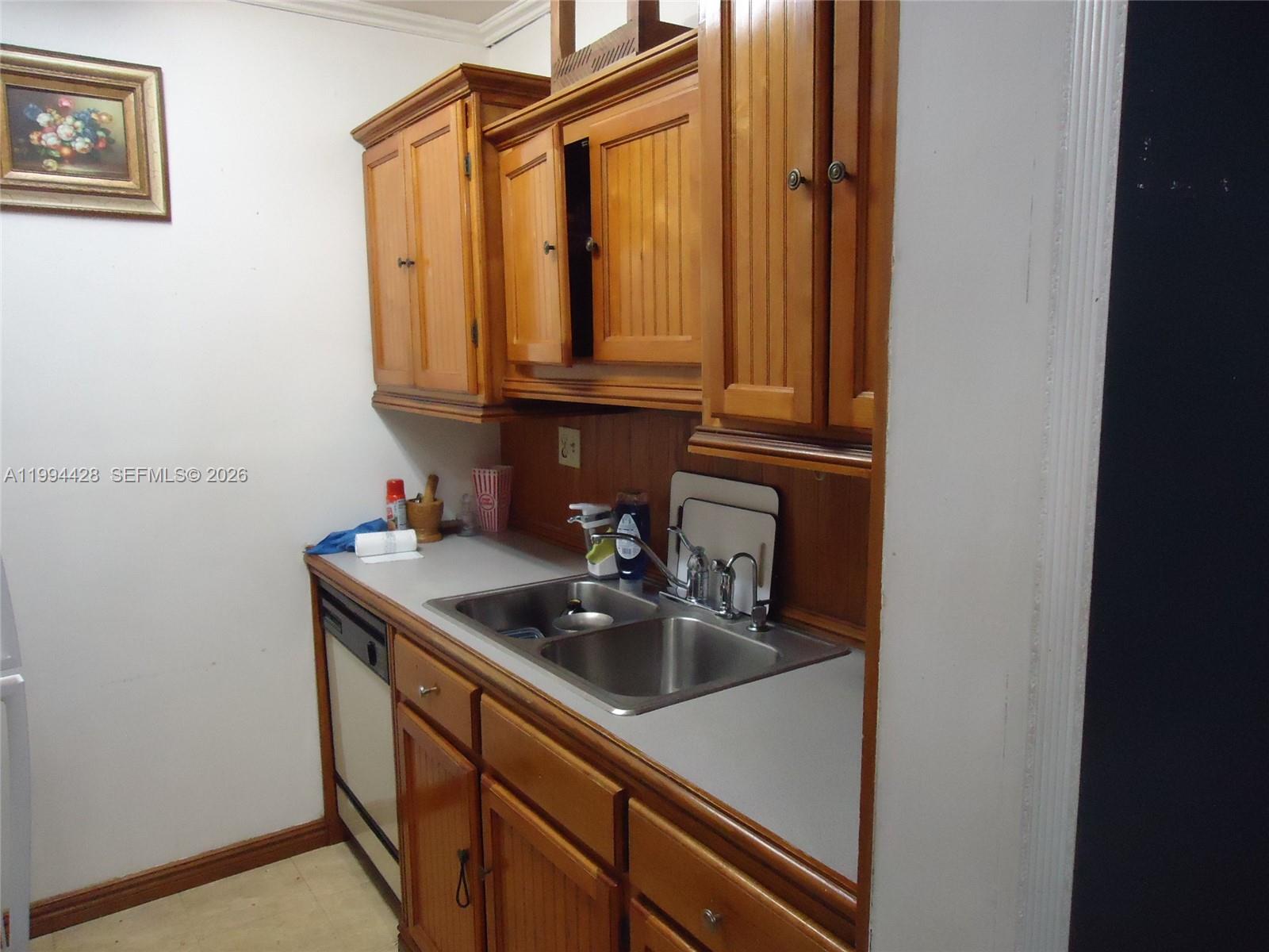 NO BAY WHITE HOUSE NO 2 C - Residential Lease