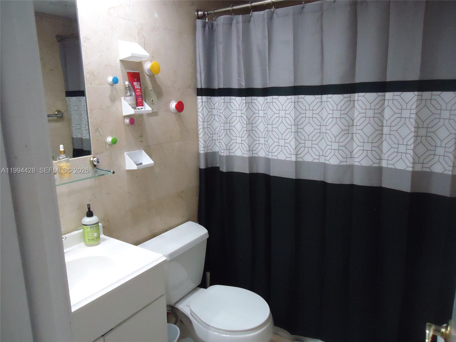 NO BAY WHITE HOUSE NO 2 C - Residential Lease