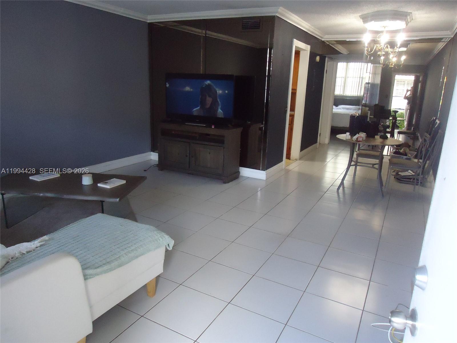 NO BAY WHITE HOUSE NO 2 C - Residential Lease