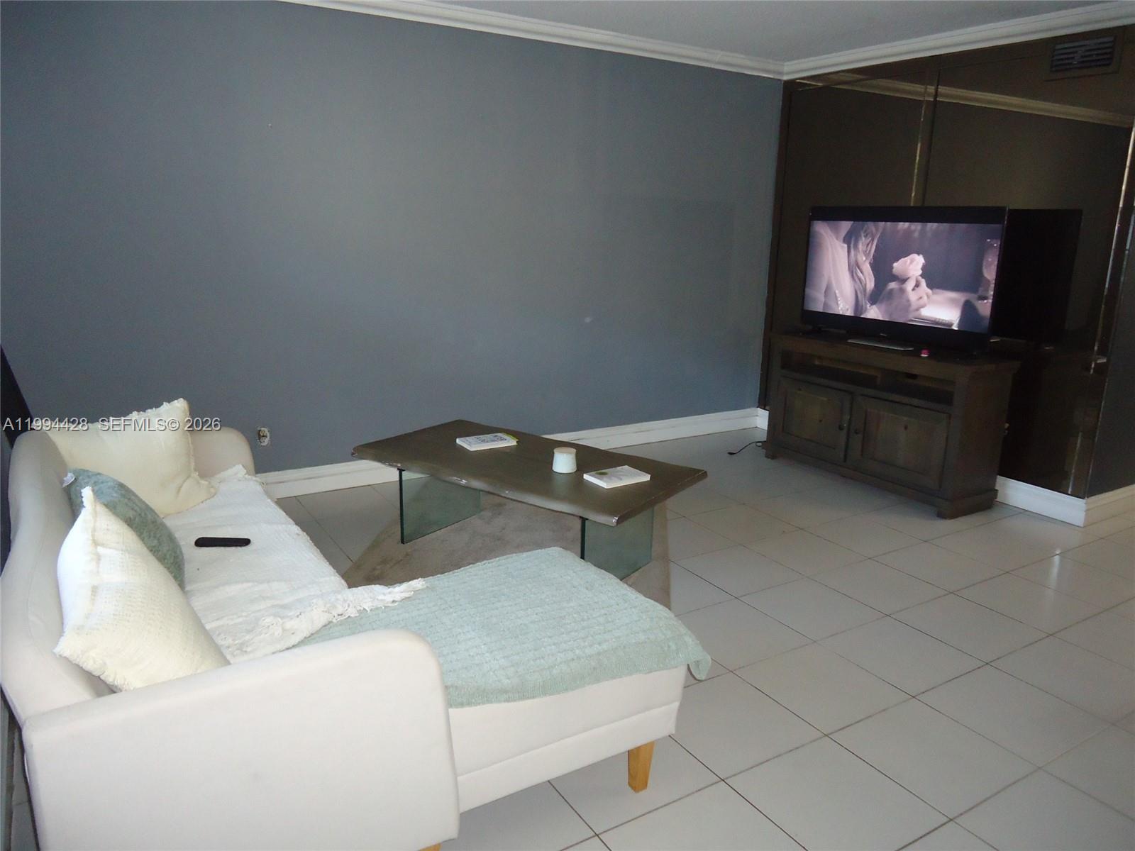 NO BAY WHITE HOUSE NO 2 C - Residential Lease