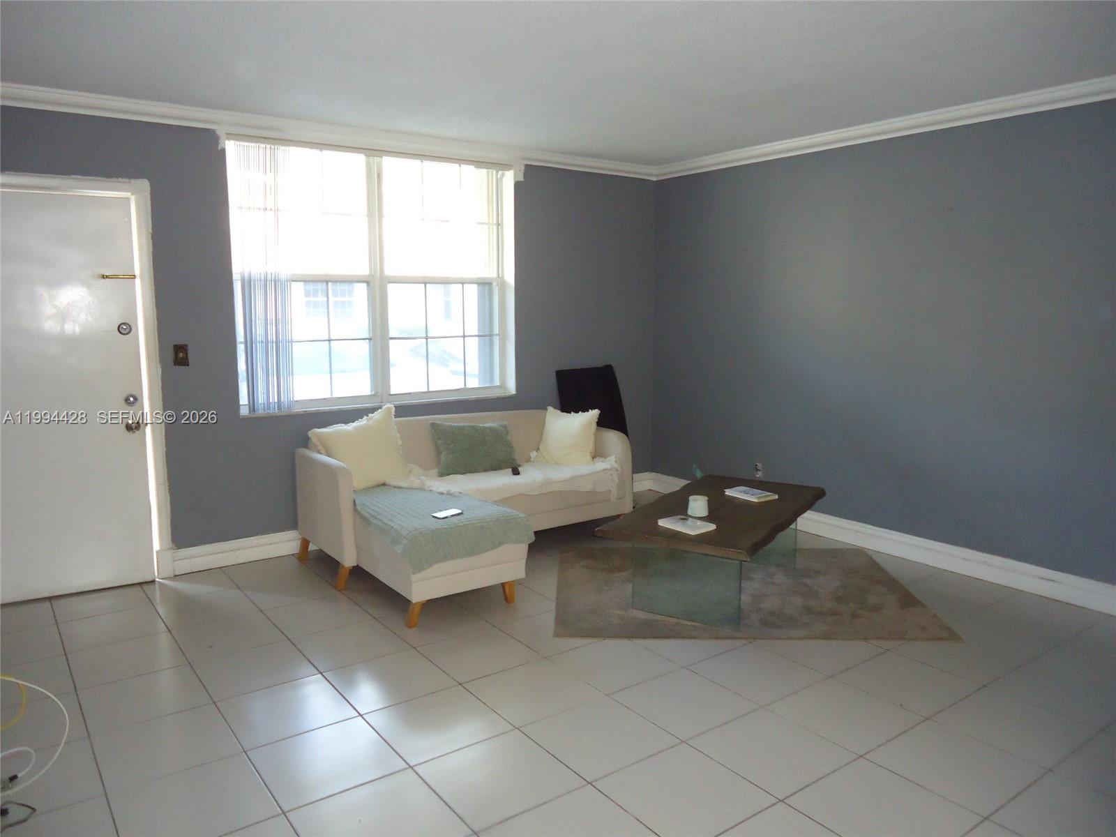 NO BAY WHITE HOUSE NO 2 C - Residential Lease