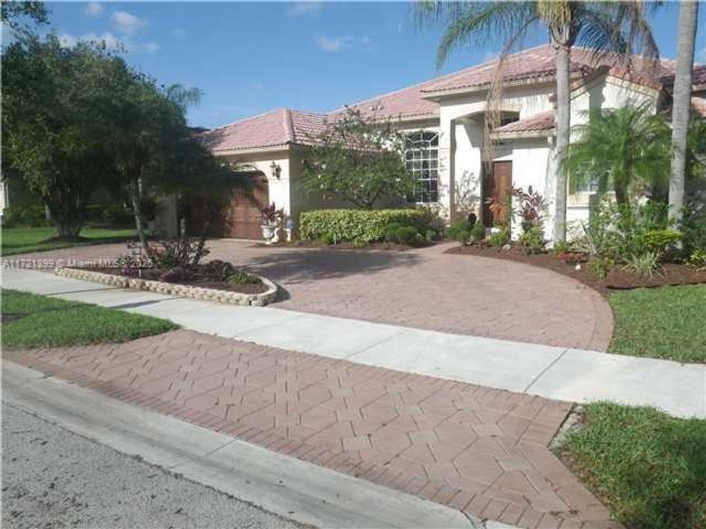 Photo of 800 Lake Blvd, Weston, FL 33326 (MLS # A11721399)