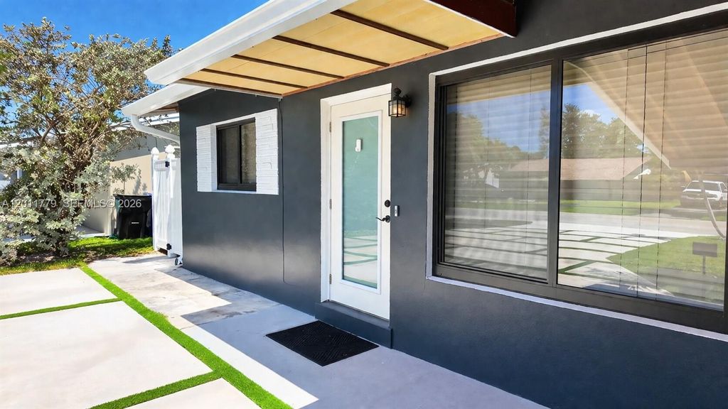 Photo of 6701 Pershing St, Hollywood, FL 33024 (MLS # A12011779)