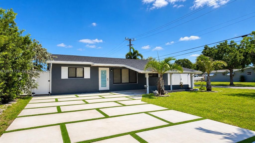 Photo of 6701 Pershing St, Hollywood, FL 33024 (MLS # A12011779)