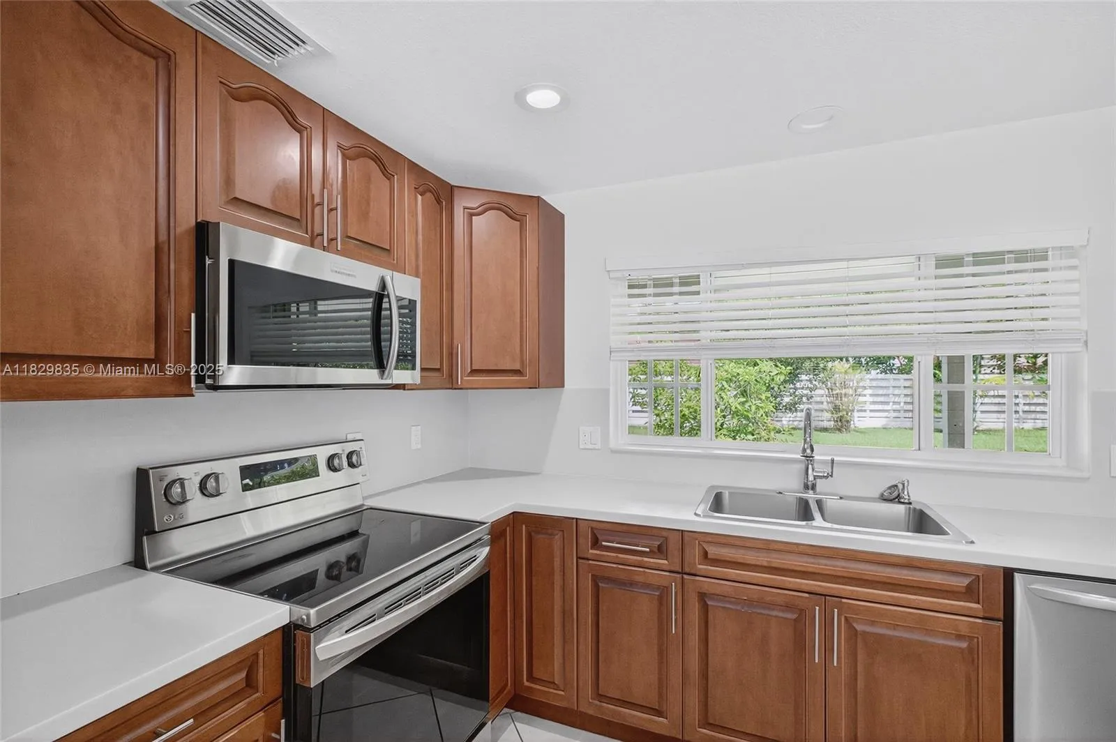 Miami, Florida 33196, United States, 4 Bedrooms Bedrooms, ,2 BathroomsBathrooms,Residential,Active,159356