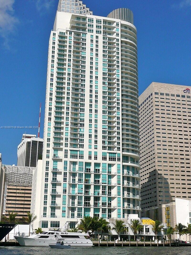 A comfortable 1 bed, 1.5 bath Corner Unit. Skyline views of Downtown and spacious balcony. Floor to ceiling windows making for a very bright and light residence & views from every angle. Modern open kitchen/dining with granite counters, Italian cabinetry, & stainless steel appliances. MET-1 building is located in the heart of downtown with luxury amenities including fitness center, Pool, Hot Tub & Spa, 2 Lobby Levels, billiard room, business center, kid’s playroom, 24 hour front desk, valet parking. Located walking distance from Whole Foods, Silver Spot Cinema, Metro-mover, Miami Heat Arena, Restaurants. Easy showing via Show Assist with 24 hrs Notice. Unit available on 09/01/25