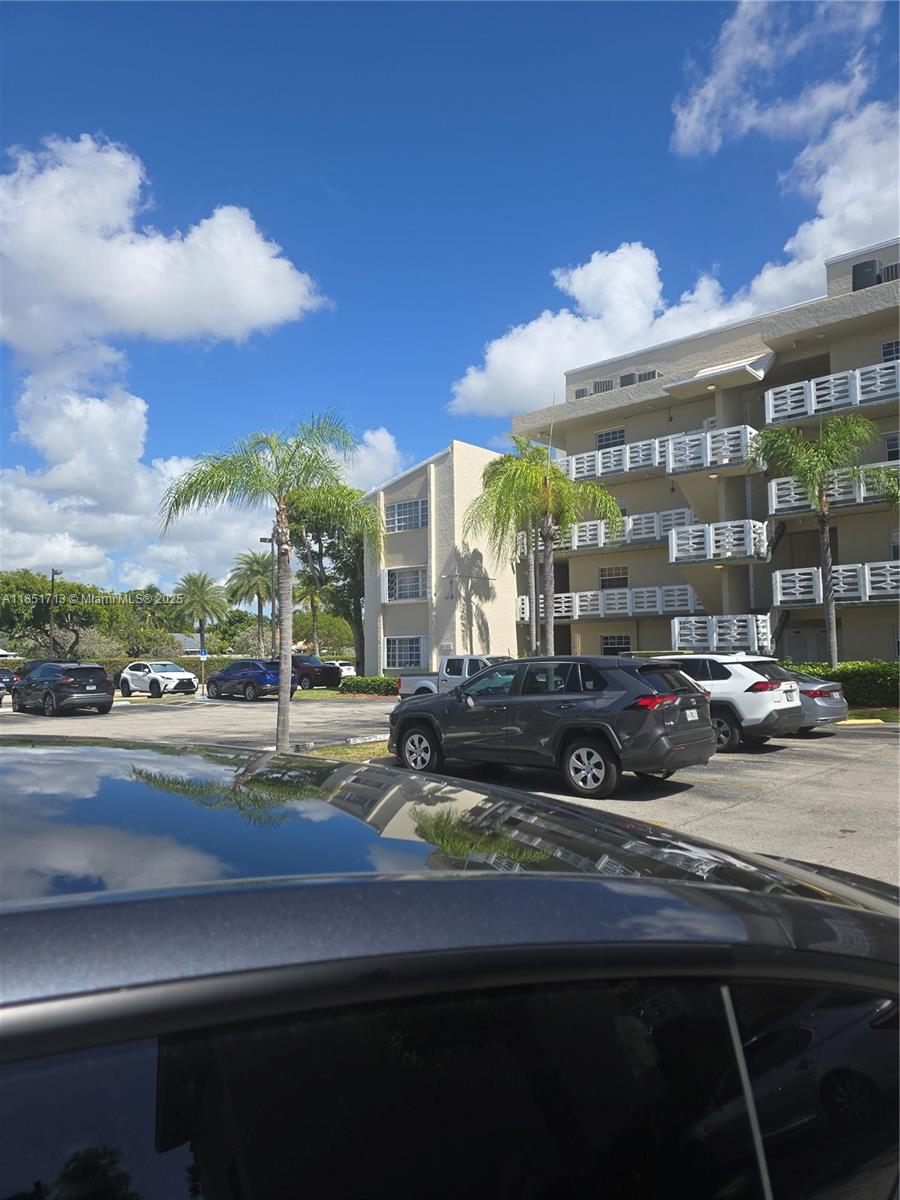 well kept 2 bed 2 bath in very quiet complex central air screened patio first floor plenty of parking spaces for guests