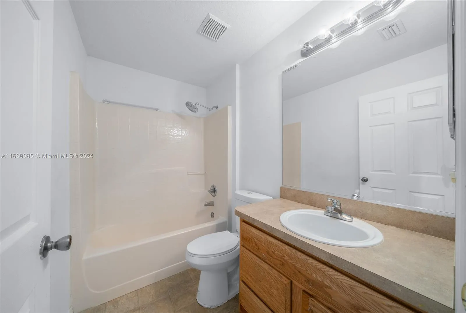 Ocala, Florida 34472, United States, 3 Bedrooms Bedrooms, ,2 BathroomsBathrooms,Residential,Pending,33961