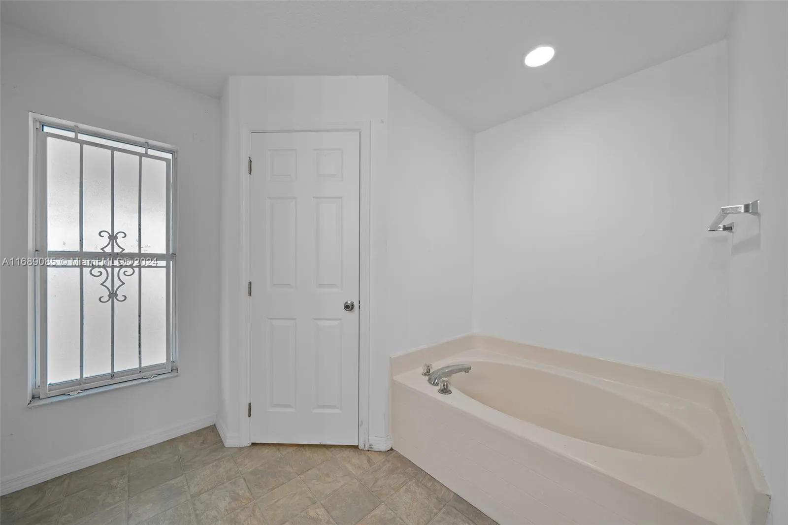 Ocala, Florida 34472, United States, 3 Bedrooms Bedrooms, ,2 BathroomsBathrooms,Residential,Pending,33961