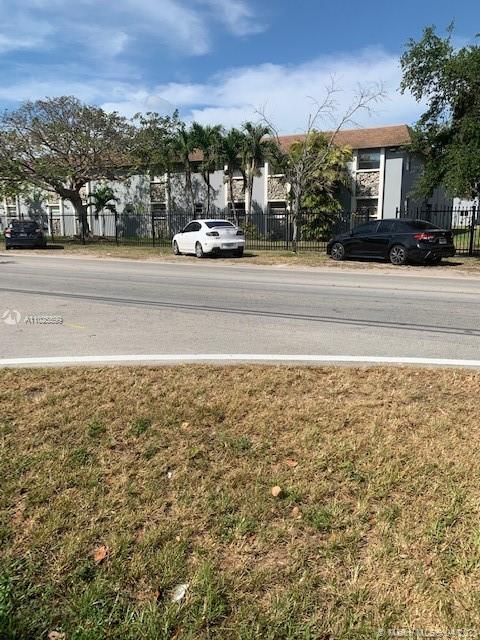 CHARMING BUILDING NESTLED BETWEEN SOUTH MIAMI & CORAL GABLES. MINUTES TO UM. LARGE 1/1,CENTRAL A/C. UNIT IN NICE CONDITION, NEW VINYL FLOOR IMITATING WOOD. VACANT