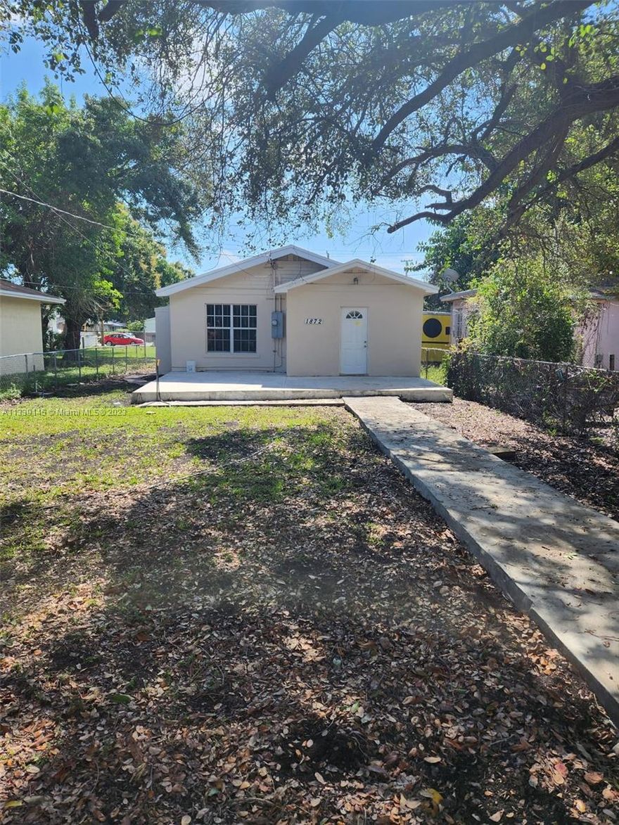 BEAUTIFUL 2 BED 1 BATH WITH GRAND FRONT YARD. PERFECT RENTAL PROPERTY, HIGH RENTAL DEMAND AREA, CAN RENT UP TO $2,0000/M OR PERFECT FOR FIRST TIME HOMEBUYERS.