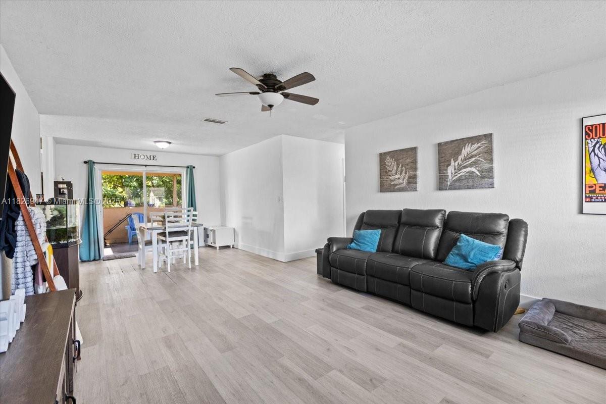 7307 SW 8th St, North Lauderdale, FL, 33068/$395,000 4 7307 SW 8th St