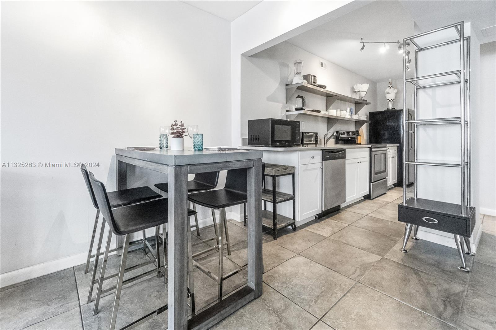 THE DECOPLAGE CONDO - Residential Lease