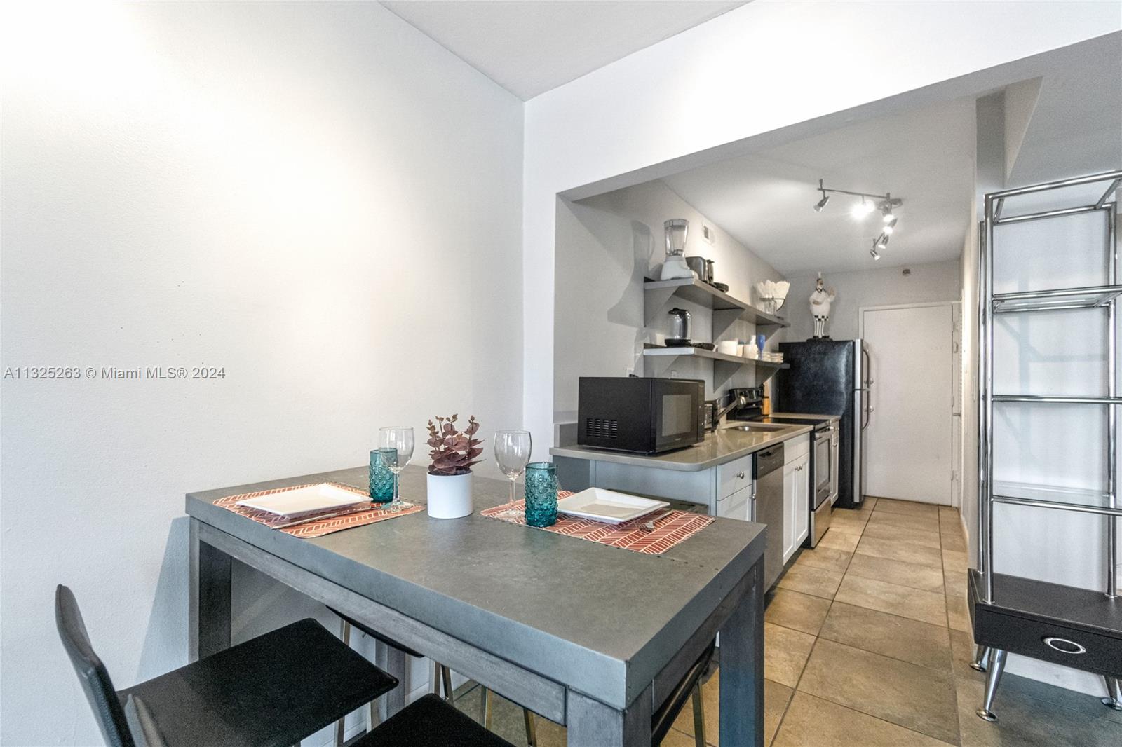 THE DECOPLAGE CONDO - Residential Lease