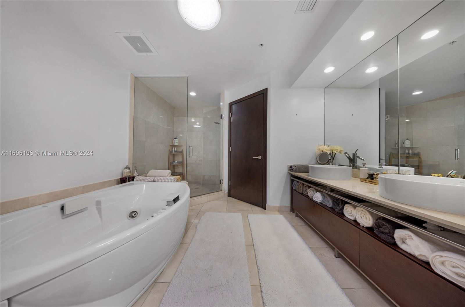 SAYAN CONDO - Residential
