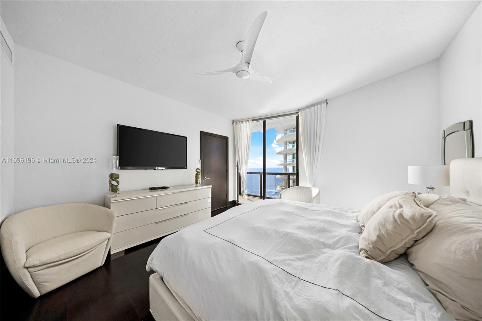 SAYAN CONDO - Residential