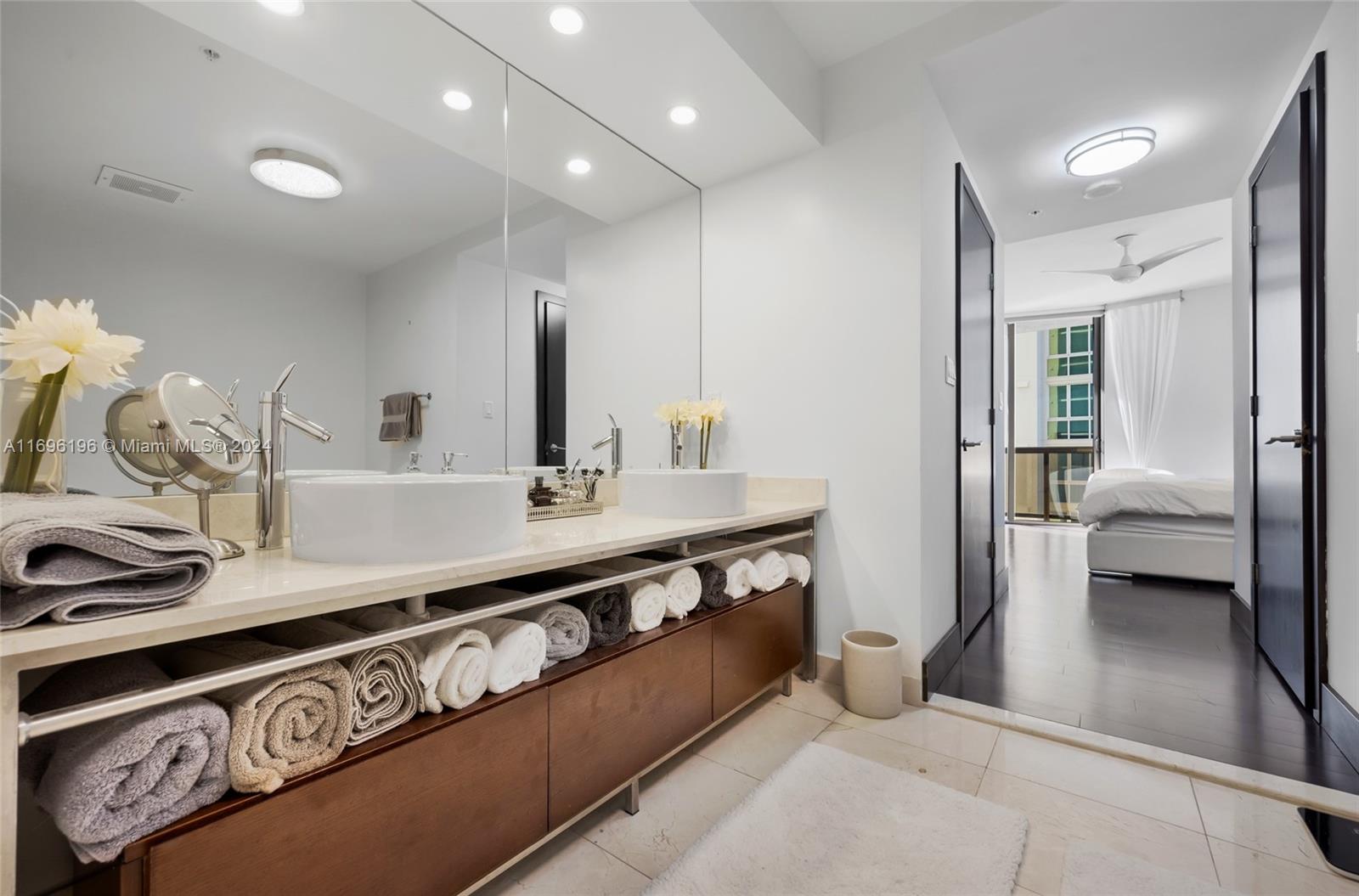 SAYAN CONDO - Residential
