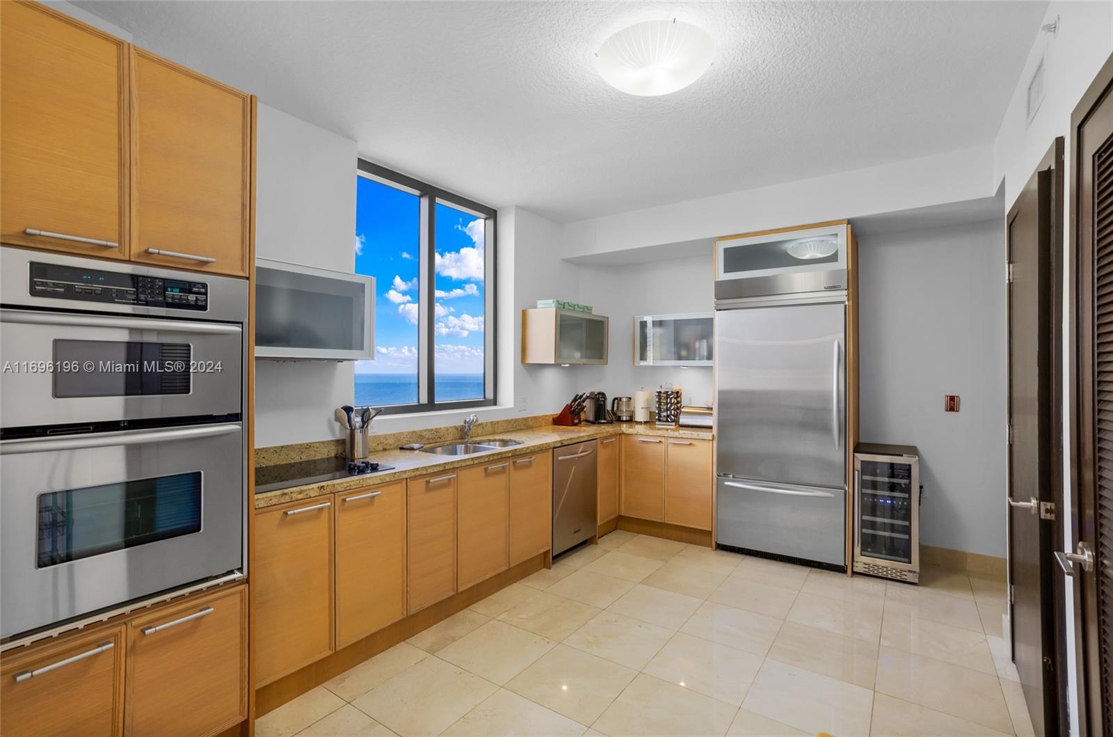 SAYAN CONDO - Residential
