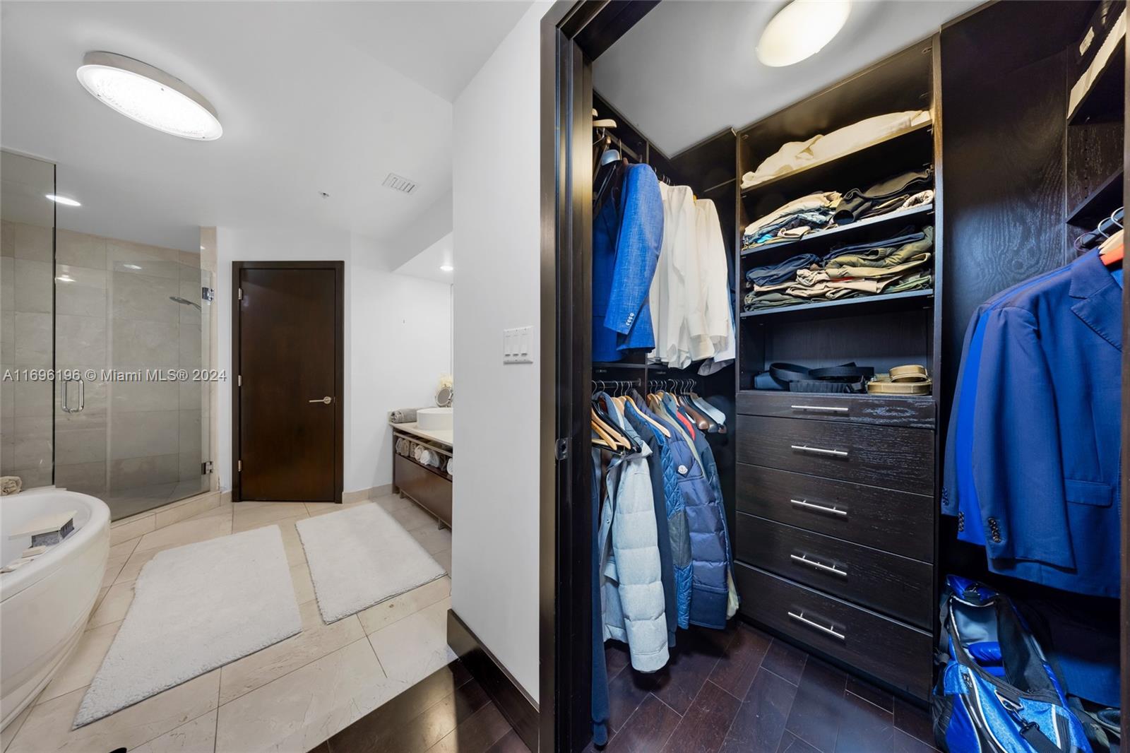 SAYAN CONDO - Residential