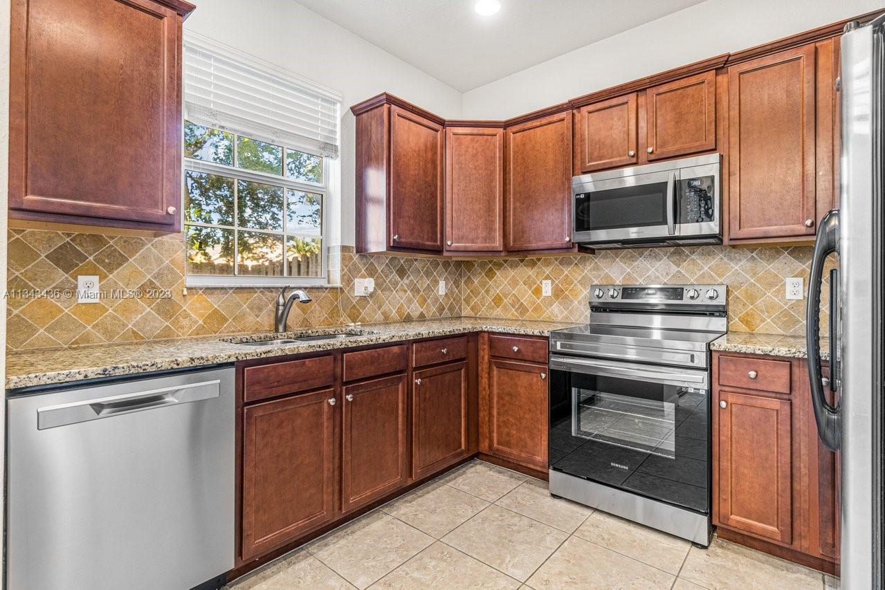 CHARLESTON COMMONS - Residential