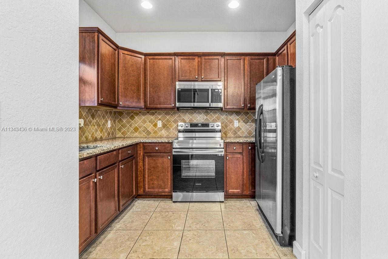 CHARLESTON COMMONS - Residential