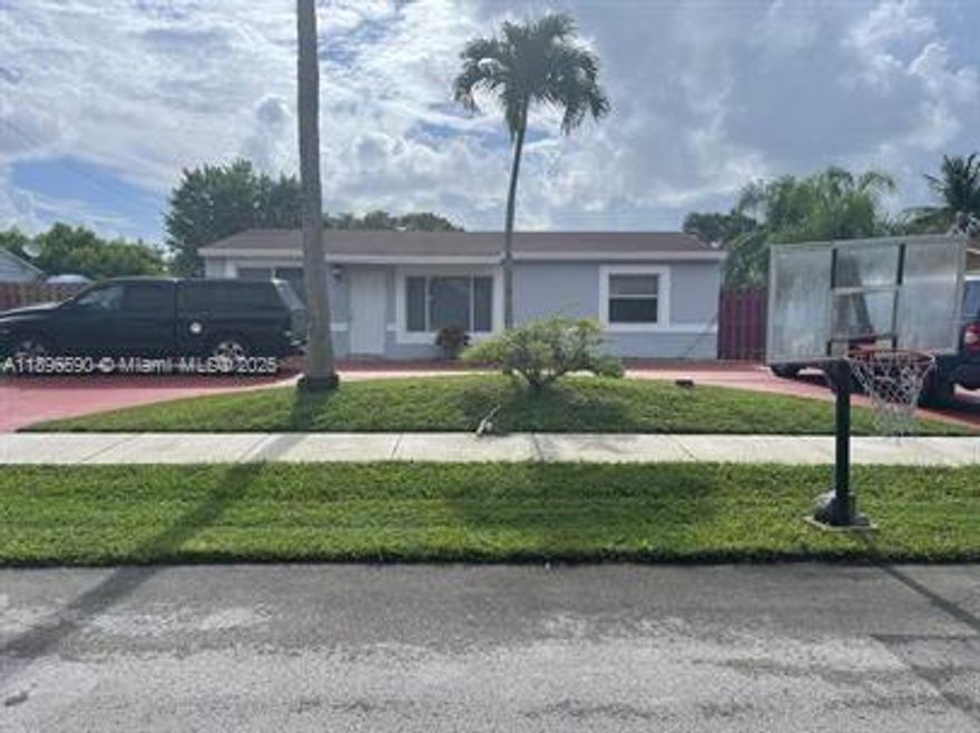 Cozy 3 Bedroom, 1 Bath Single Family Home – Move-In Ready!
Freshly painted inside and out, this charming home features tile floors throughout, central A/C, a laundry room, and a fully fenced backyard — perfect for relaxing or entertaining. Vacant and ready for immediate move-in!
Located in a quiet residential area with no HOA — enjoy fast approval and easy access to main roads, shopping, and schools.