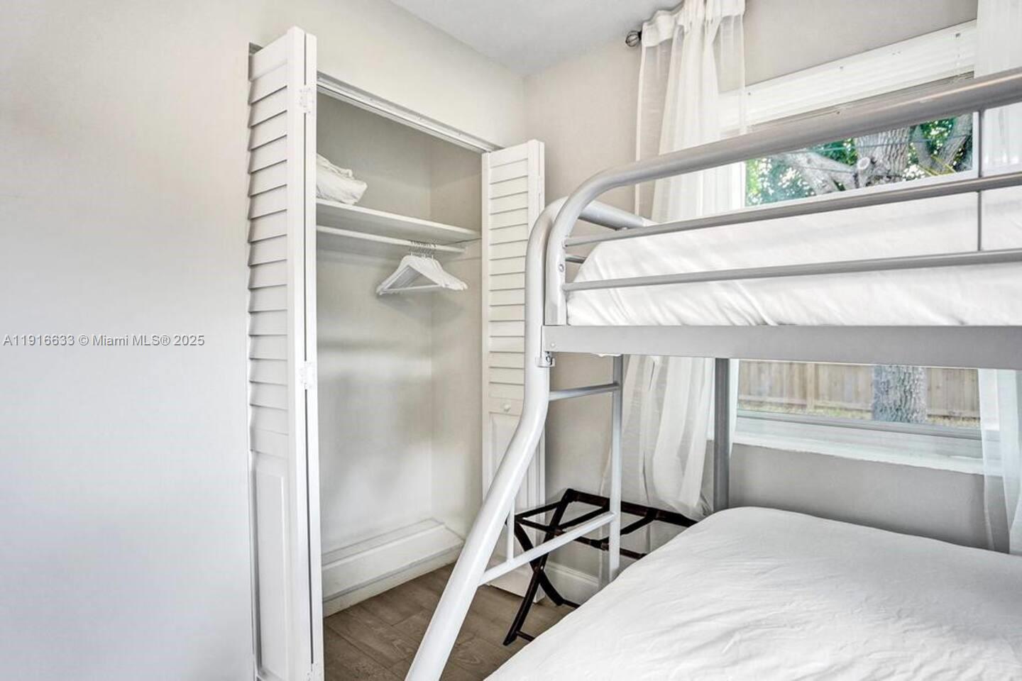 CRESTHAVEN NO 4 - Residential Lease