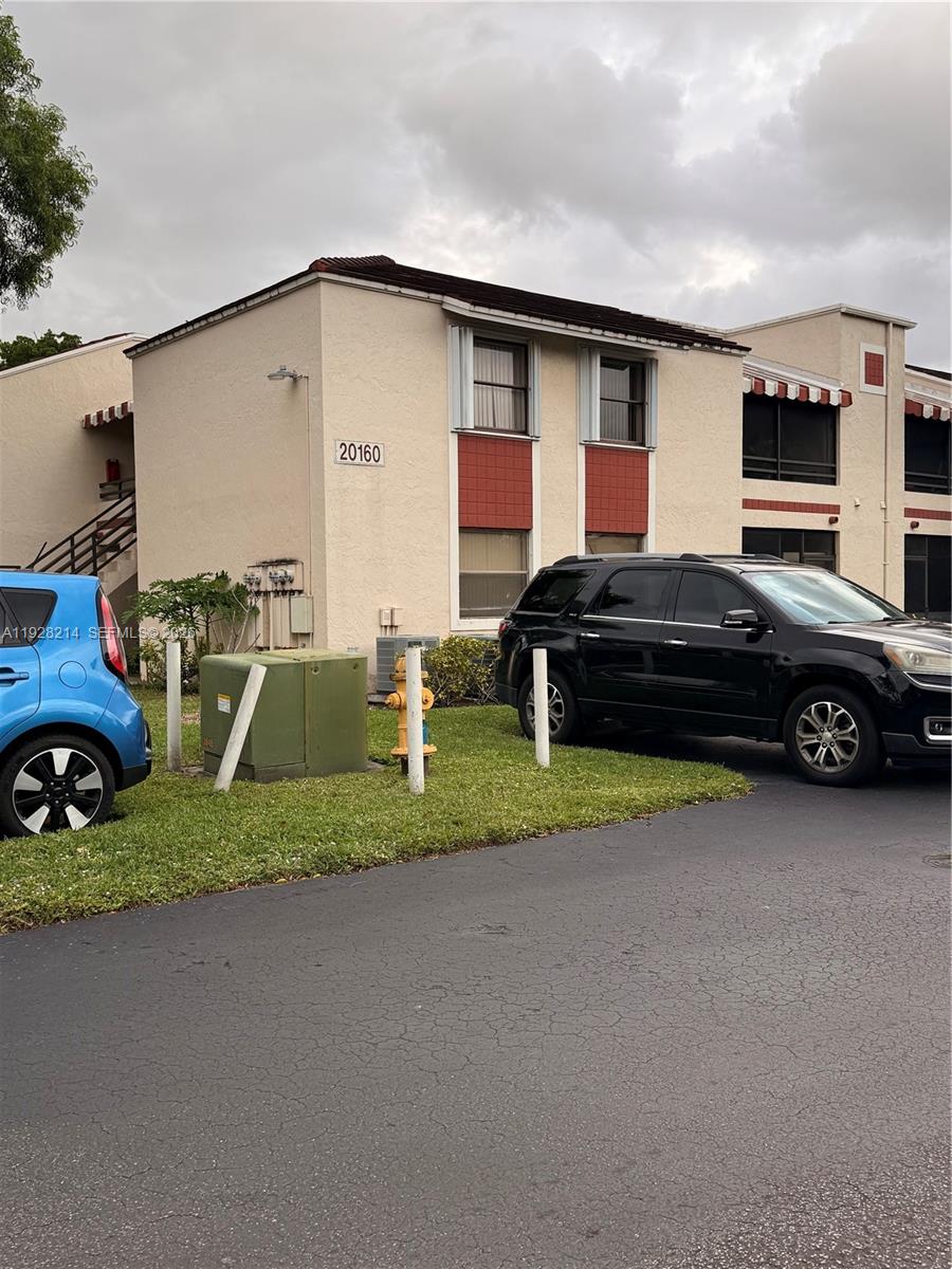 QUATRAINE CONDO IV - Residential