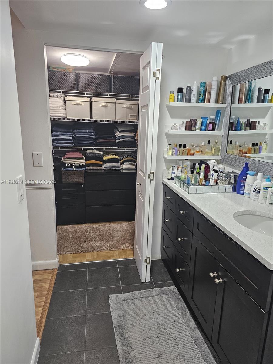 QUATRAINE CONDO IV - Residential