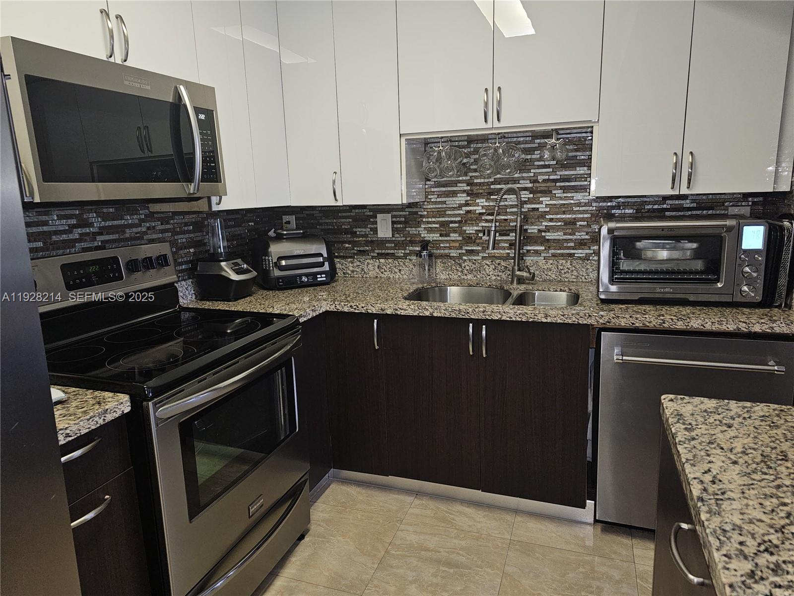 QUATRAINE CONDO IV - Residential