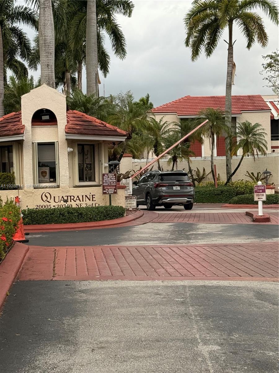 QUATRAINE CONDO IV - Residential